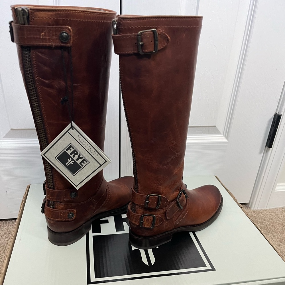 *NWT* Frye Boots Womens Size 7.5 Veronica Back Zip 
Cognac Brown